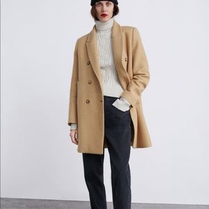 Double breasted buttoned coat